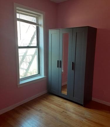 4th image of 300 E 235th St