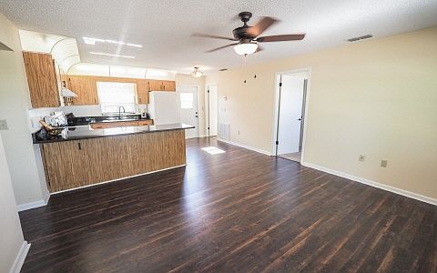 4th image of 415 Sandpiper St