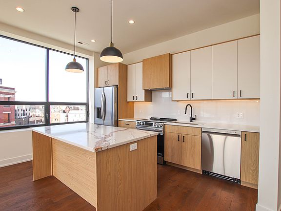 5th image of 1001 N Milwaukee Ave Unit 402
