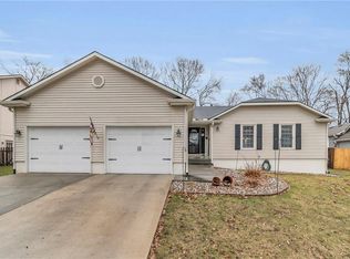 207 NW Chateau Dr, Blue Springs, MO 64014