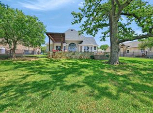 615 Kiowa Dr W, Lake Kiowa, TX 76240