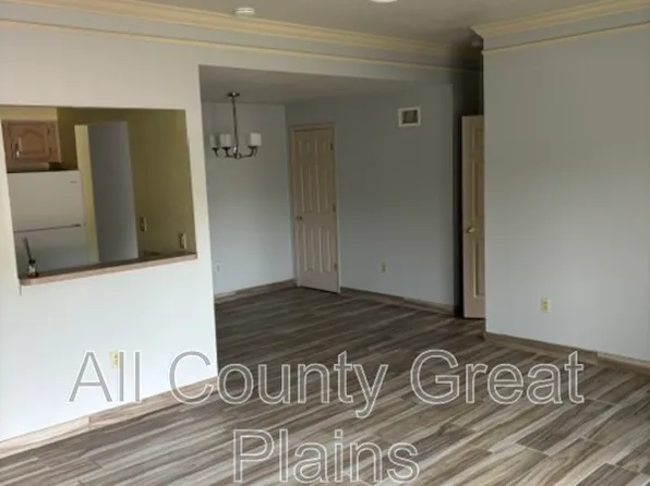 5206 Foster St APT 201, Mission, KS 66202