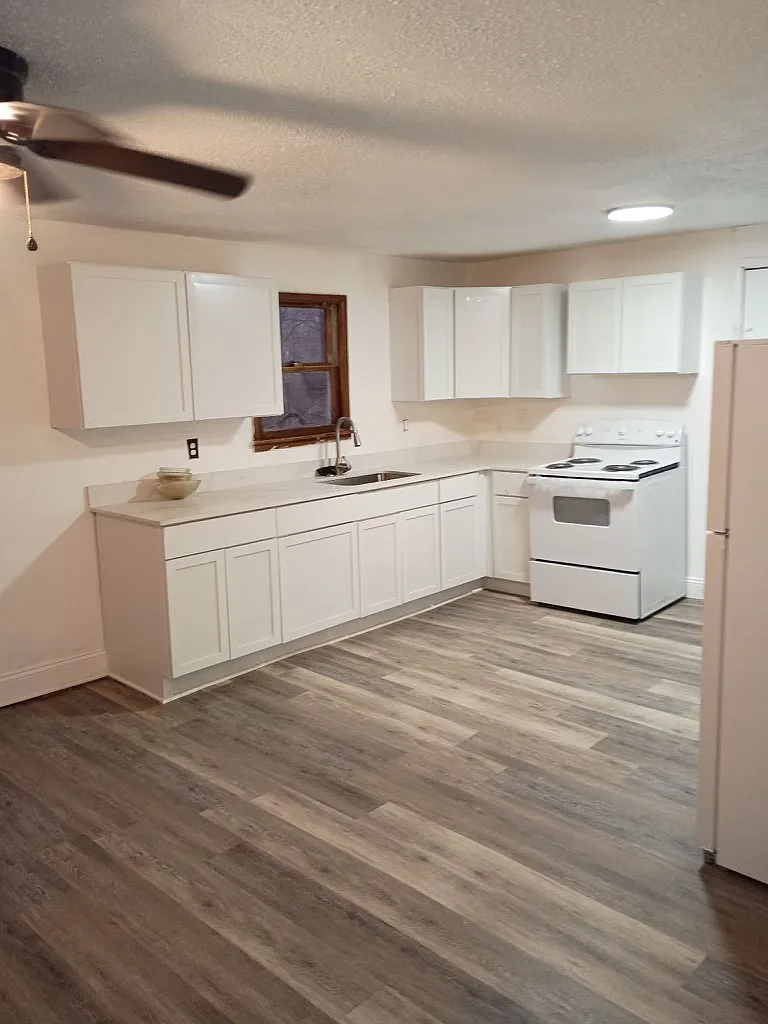 141 E Main — Photo 2
