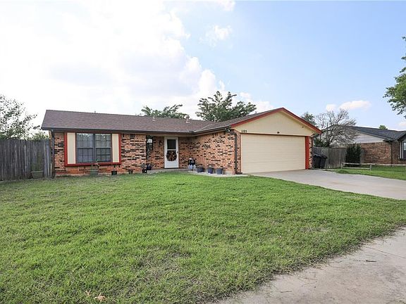 3rd image of 1105 Whispering Oaks Blvd