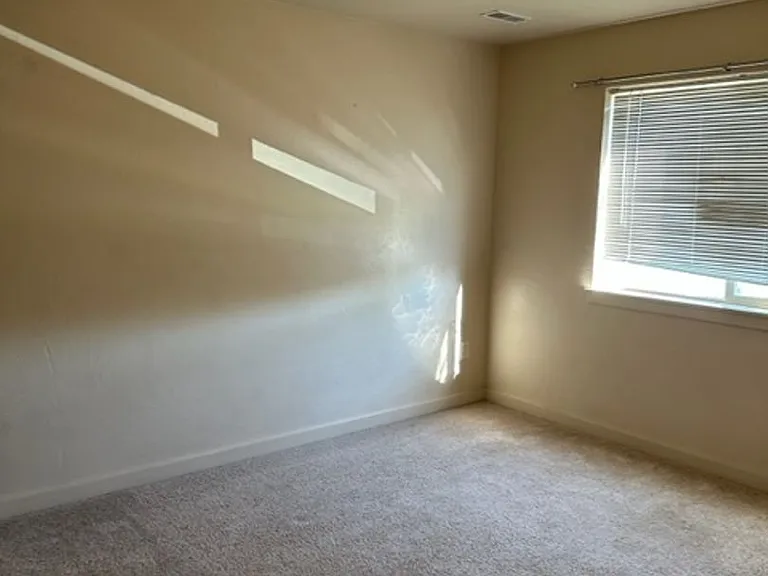 923 Saxon Way — Photo 17