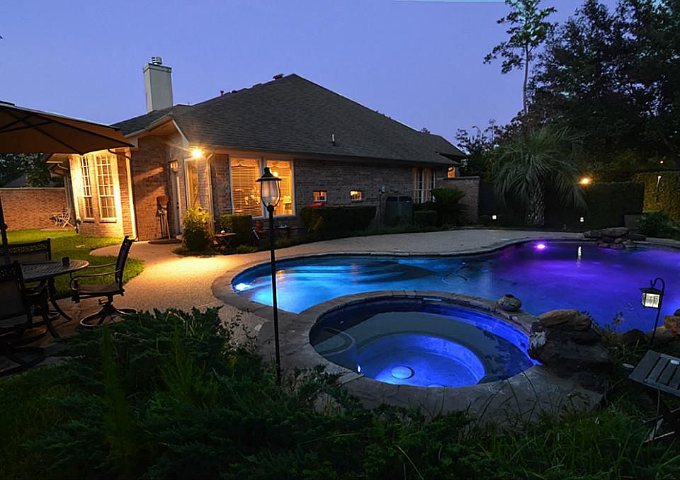 Wonderful Night Stetting. Lots of room in Yard for Pets, Entertaining & Relaxing.