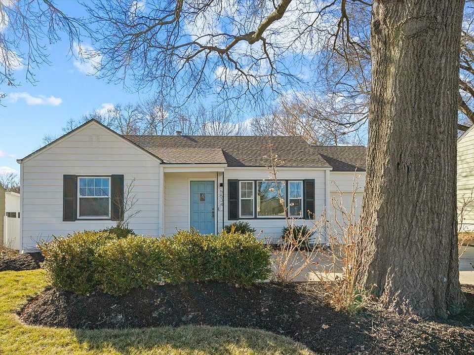 Home is directly across from R park with newly planted landscaping!