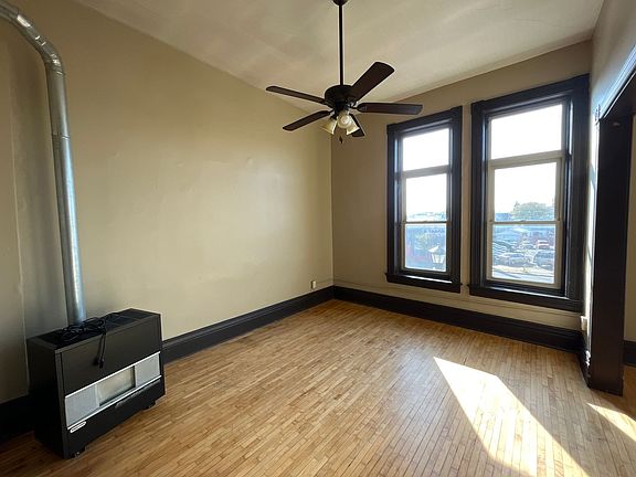 4th image of 937 University Ave W APT 1