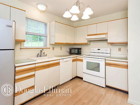 4th image of 501 Twin Brook Ct