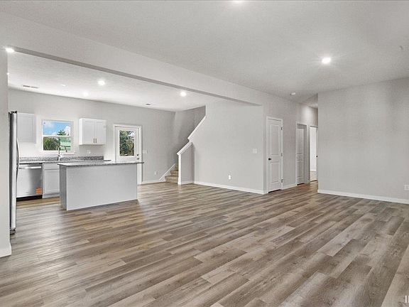 2nd image of 5670 Hillside Trl