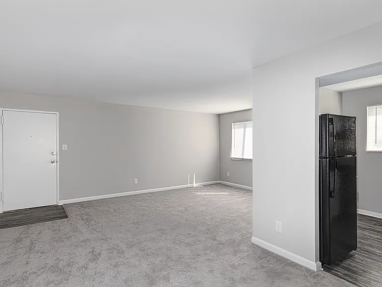 Regency Court Apartments — Photo 14