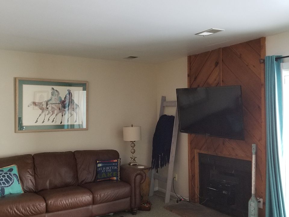 Livingroom with fireplace.