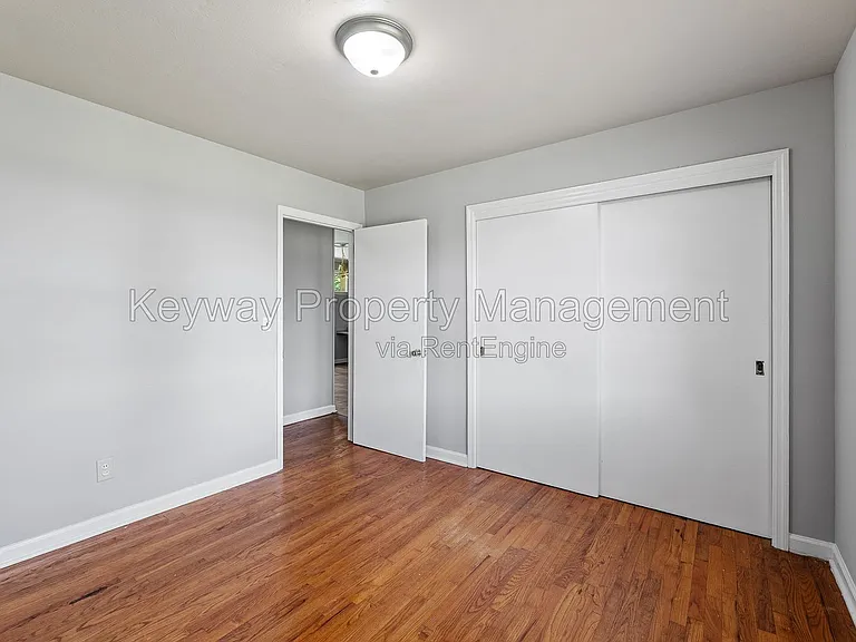 2105 Eastland Dr — Photo 10