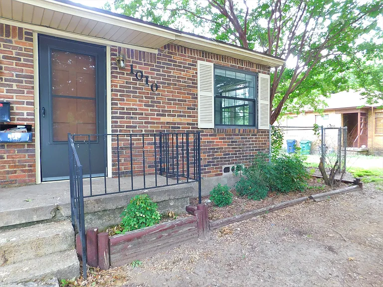 1010 Denton St — Photo 13