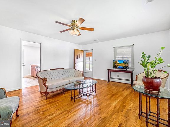 3rd image of 6827 Bellevue Rd