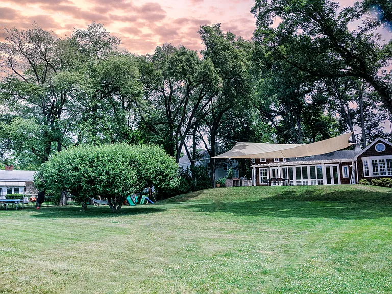 Enjoy beautiful sunsets in the backyard!