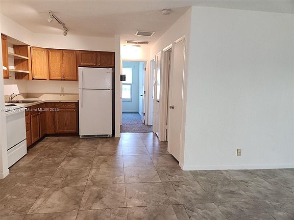 5th image of 306 NE 5th Ct #2