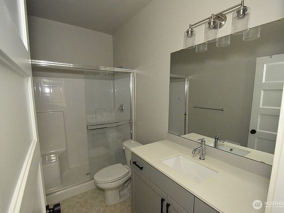 4th image of 4015 60th Avenue NE