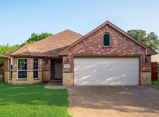 604 E Hundley Dr, Lake Dallas, TX 75065