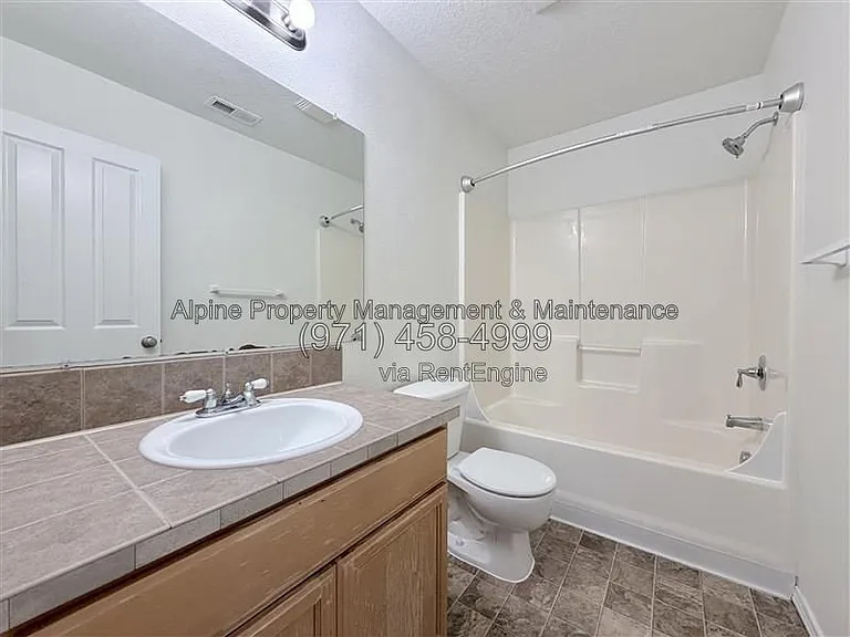 210 NW Connell Ave — Photo 23