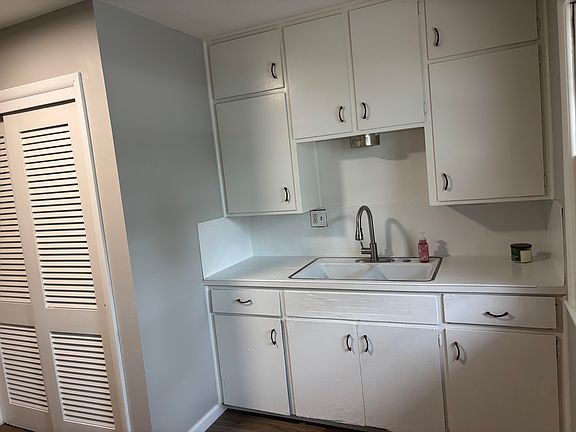2nd image of 914 Cottonwood St #4