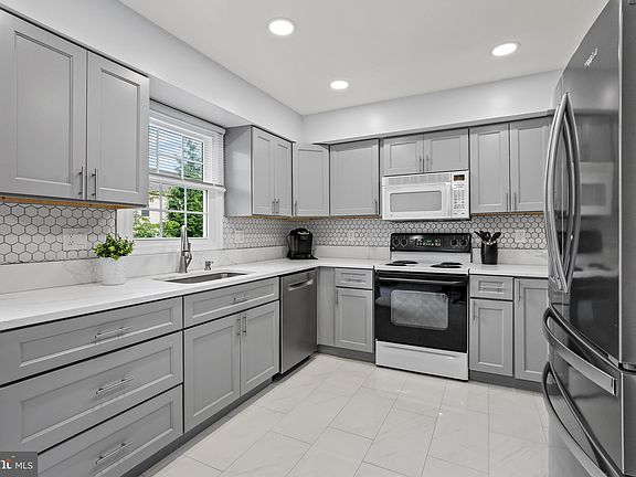 4th image of 15 Forest Landing Ct