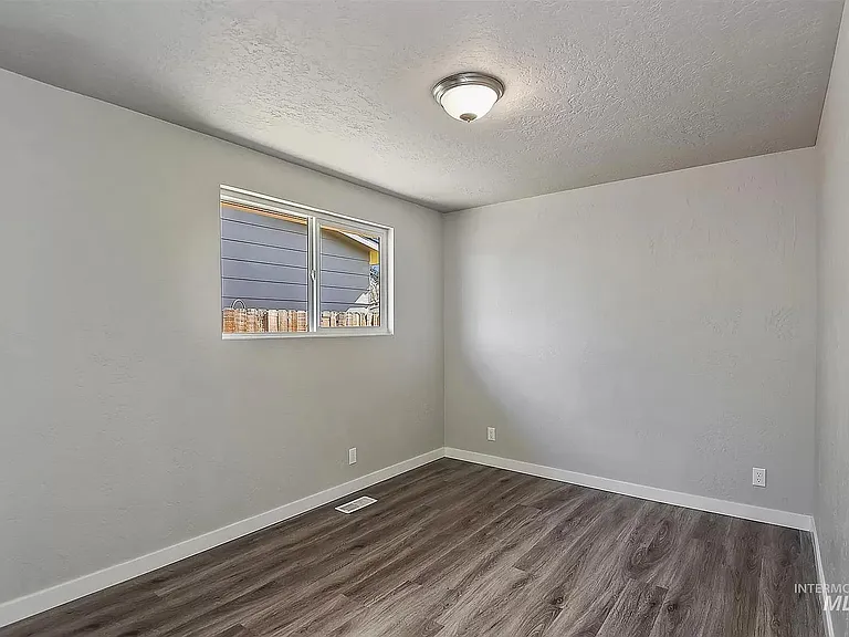 230 W Camellia Ave — Photo 5