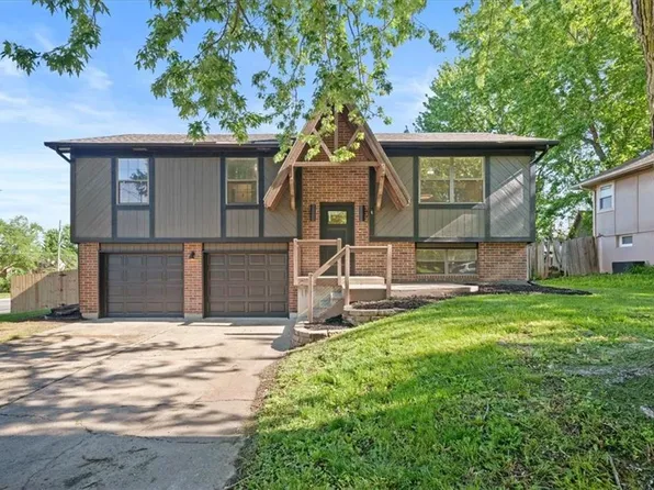 332 SE Flagstone Dr, Lees Summit, MO 64063