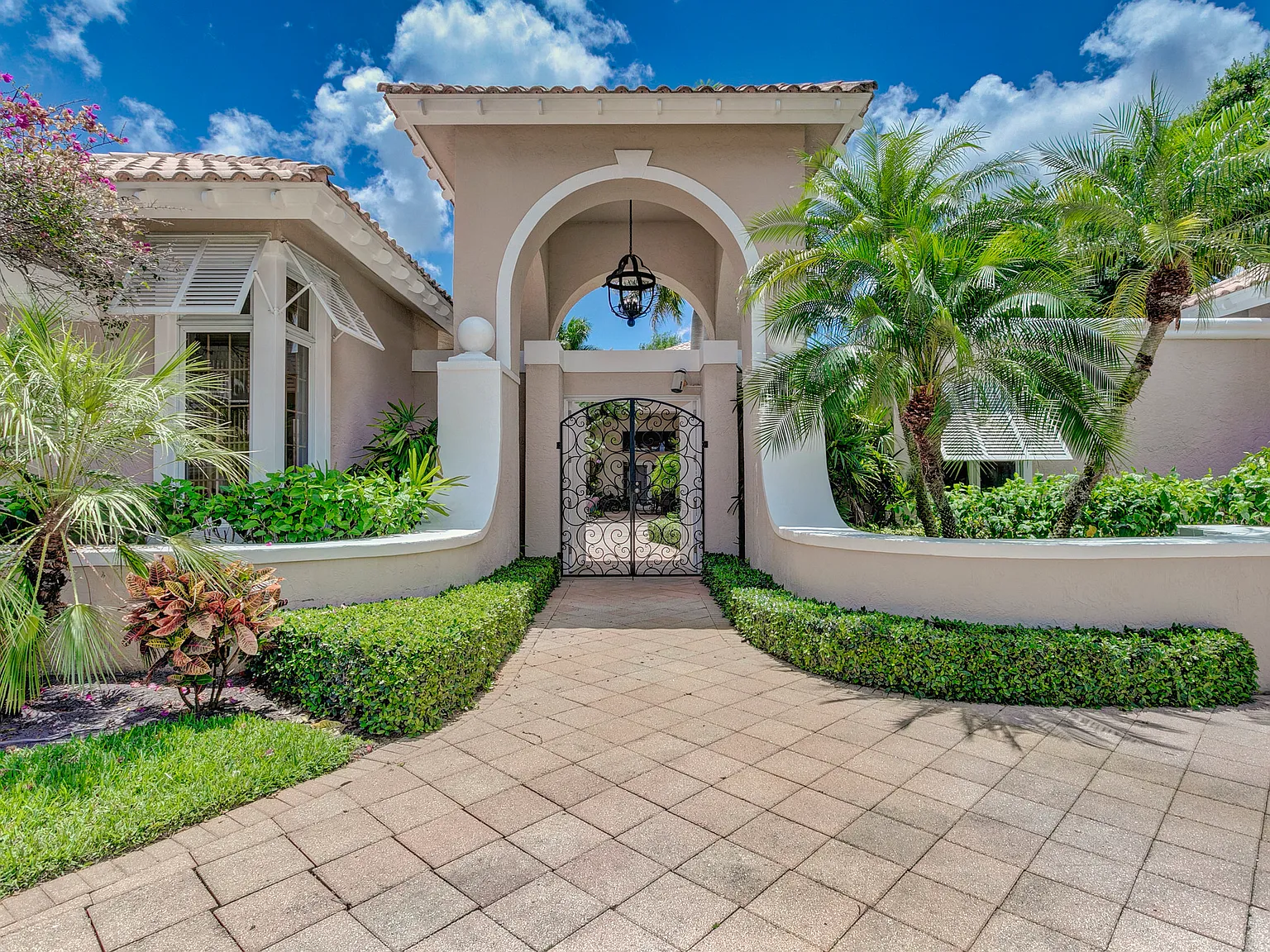 5 bed, 4600 sqft, $30,000 — Photo 2