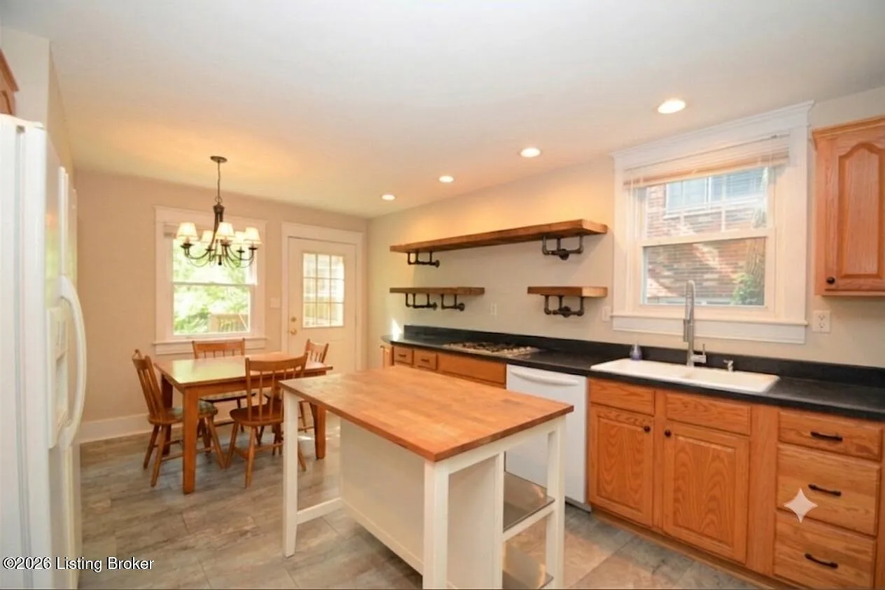 4 bed, 2.0 bath, 2000 sqft, $3,000 — Photo 3