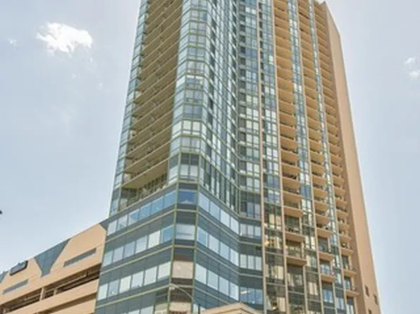 111 W Maple St, Chicago, IL