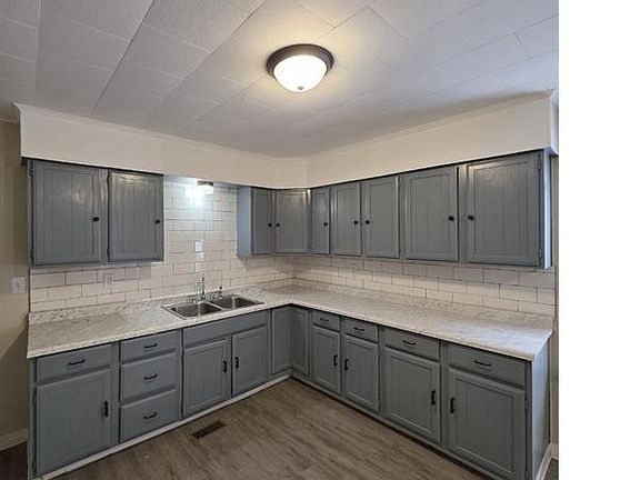 3rd image of 1110 Camden St
