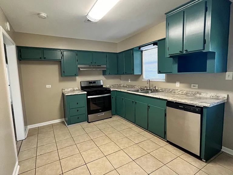 203 Lincoln St — Photo 2