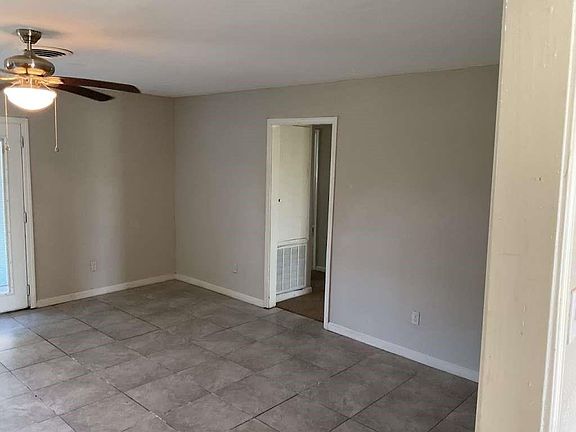 2nd image of 406 Wisteria St