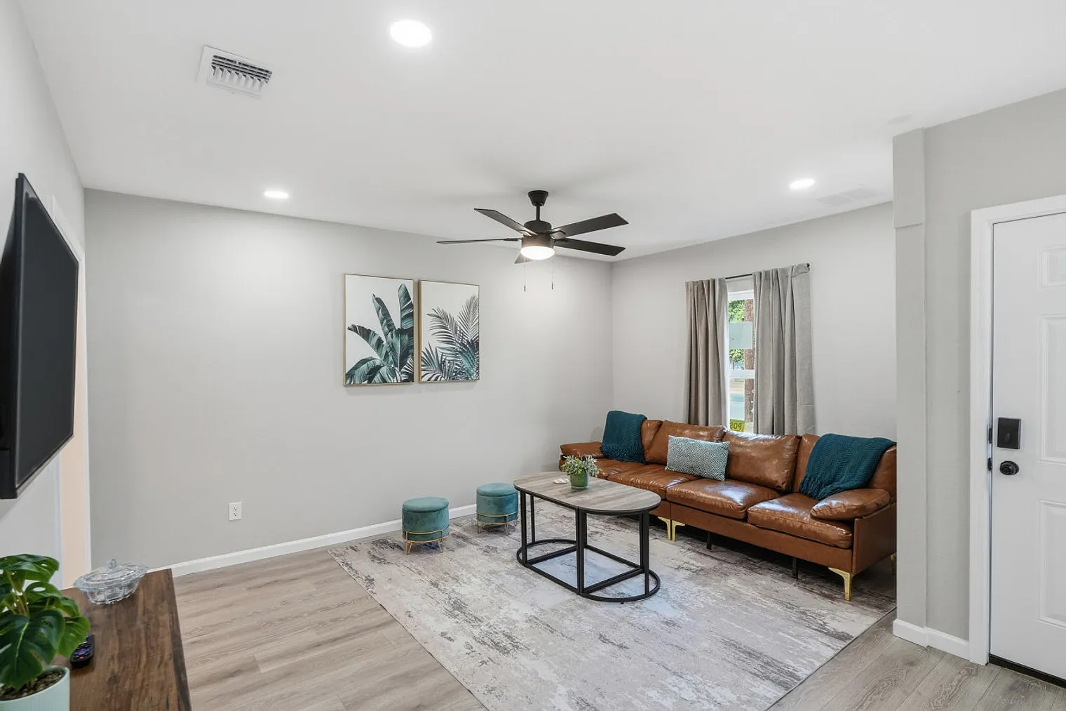4 bed, 2.0 bath, 5242 sqft, $3,019 — Photo 1