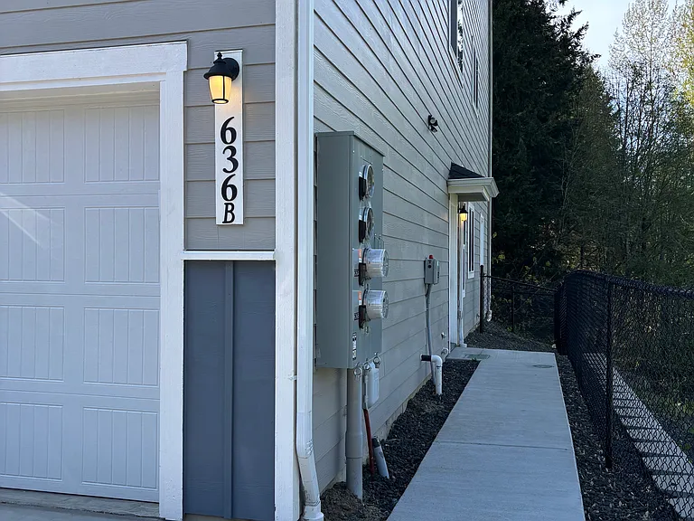 636 Hansen St SE #B — Photo 30