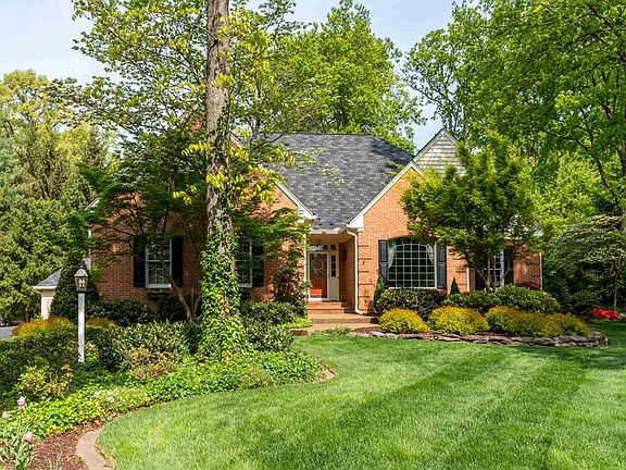 4th image of 132 Pelham Woods Cir