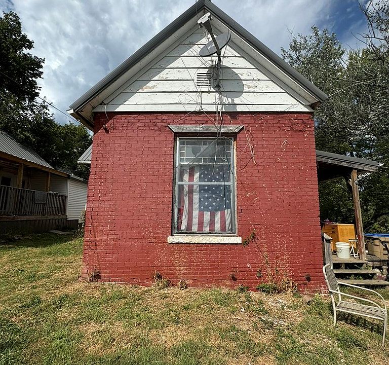 2nd image of 615 E 4th St