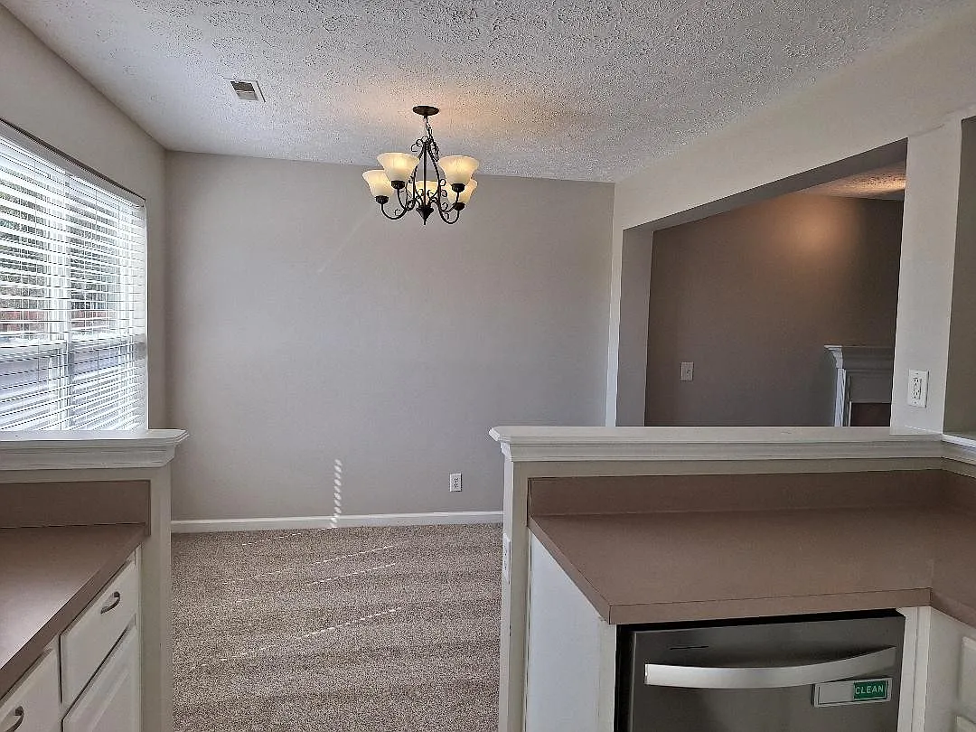 3 bed, 2.5 bath, 1400 sqft, $2,095 — Photo 2