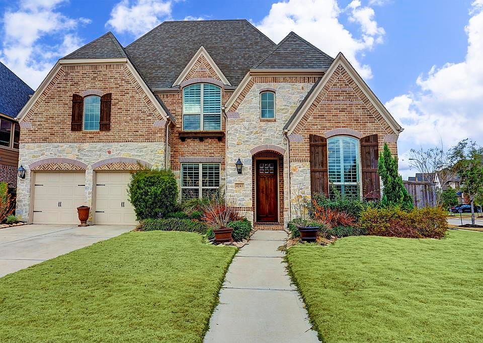 Highland Homes 5/5.5 with 3 car garage!