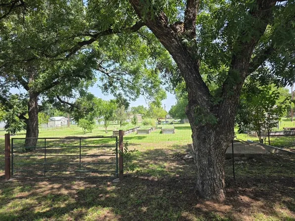 801 N Avenue A, Cross Plains, TX 76443