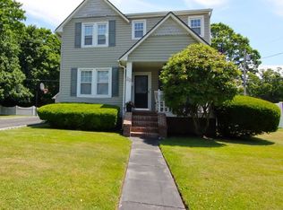29 Milton St, Islip, NY 11751
