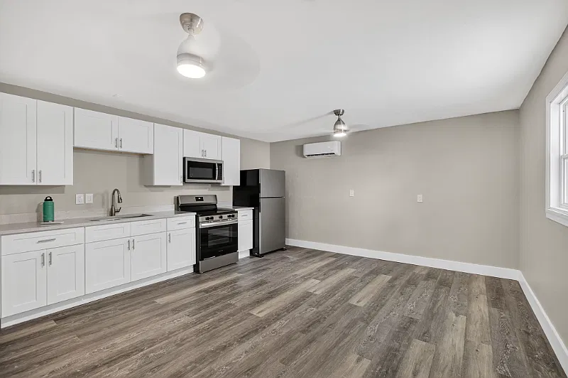 Completely Remodeled Apartment with Pool — Photo 3