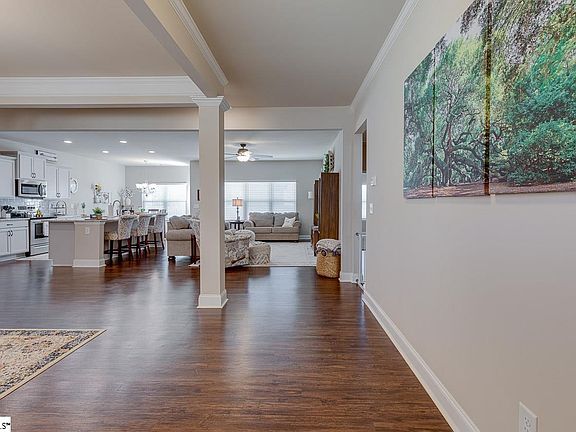 3rd image of 8 Harvestwood Pl