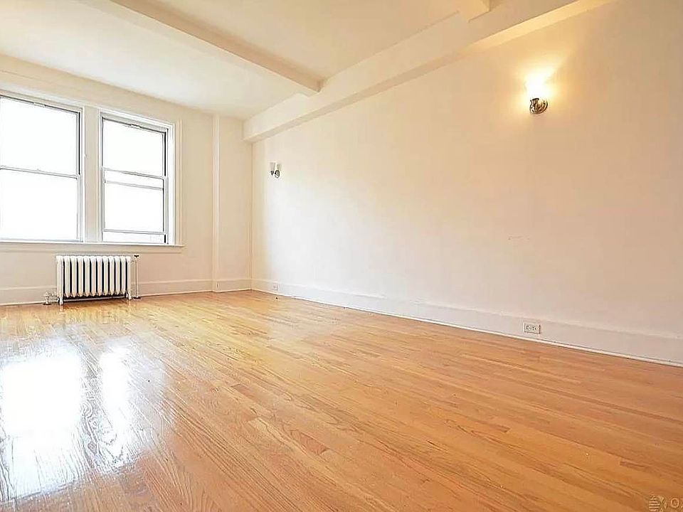 1st image of 200 W 70th St #4S