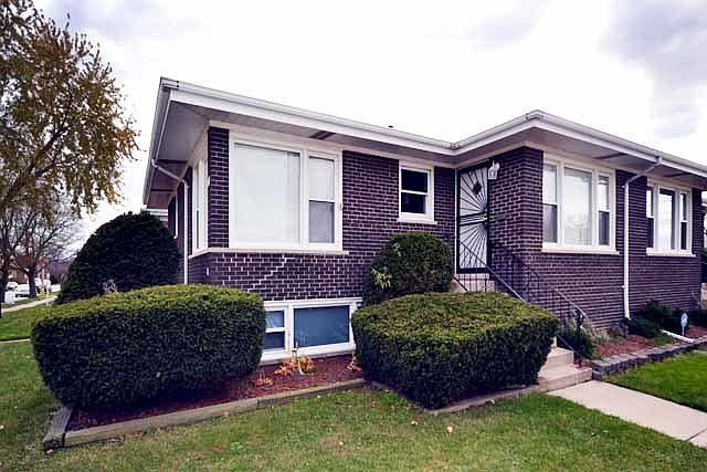 1st image of 526 Hoxie Ave