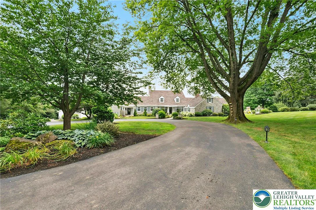2458 Riverbend Rd photo 1