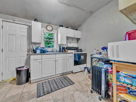 3rd image of 656 Taylor Avenue