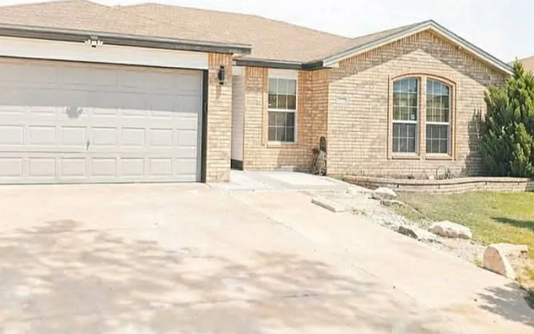 1228 Johnny Ln — Photo 1