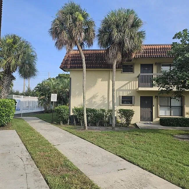 2 bed, 2.0 bath, 754 sqft, $1,825 — Photo 2